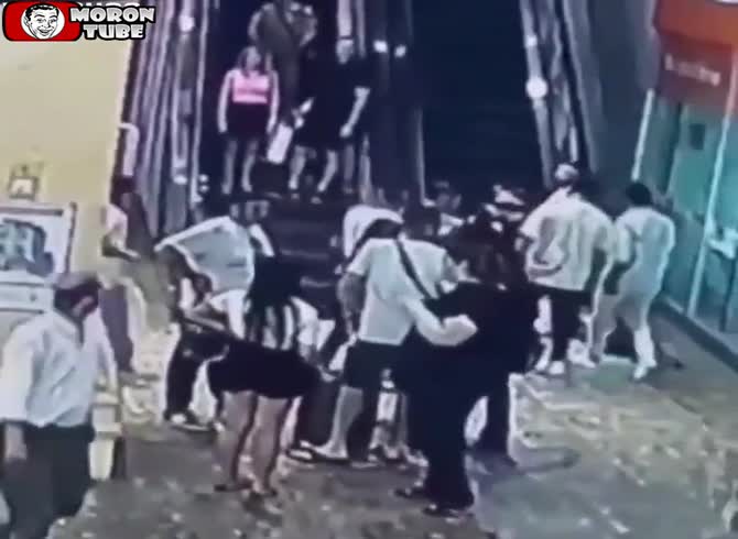 Video :brutal attack for a quick look in a Turkish shopping center